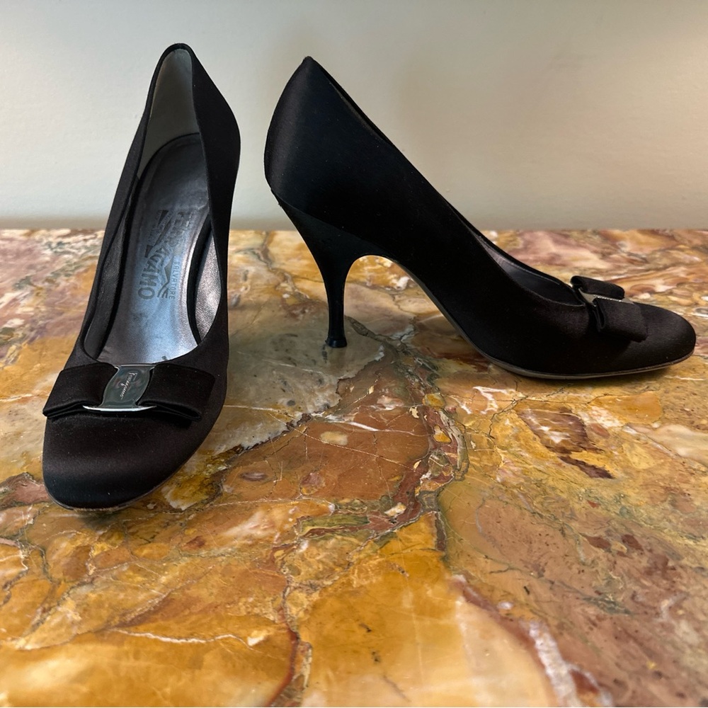 Salvatore Ferragamo Black Vara Bow Accents Satin Pump 8.5 B $980